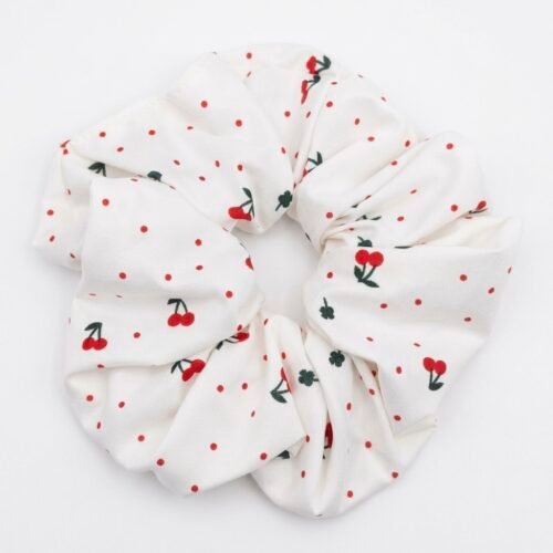 Λευκό υφασμάτινο scrunchie (λαστιχάκι μαλλιών) με μοτίβο από μικρά κόκκινα κεράσια, φωτογραφημένο σε καθαρό λευκό φόντο.