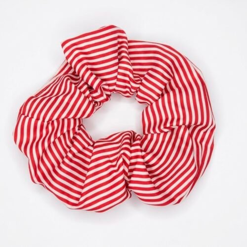 Υφασμάτινο scrunchie (λαστιχάκι μαλλιών) με έντονες κόκκινες και λευκές ρίγες, φωτογραφημένο σε καθαρό λευκό φόντο.