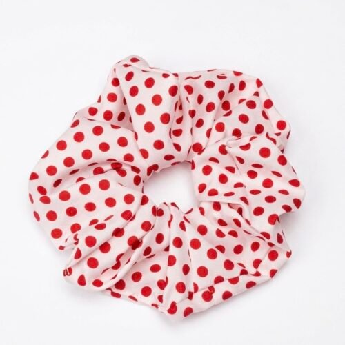 Λευκό υφασμάτινο scrunchie (λαστιχάκι μαλλιών) με διαχρονικό πουά μοτίβο από κόκκινες βούλες, φωτογραφημένο σε καθαρό λευκό φόντο.