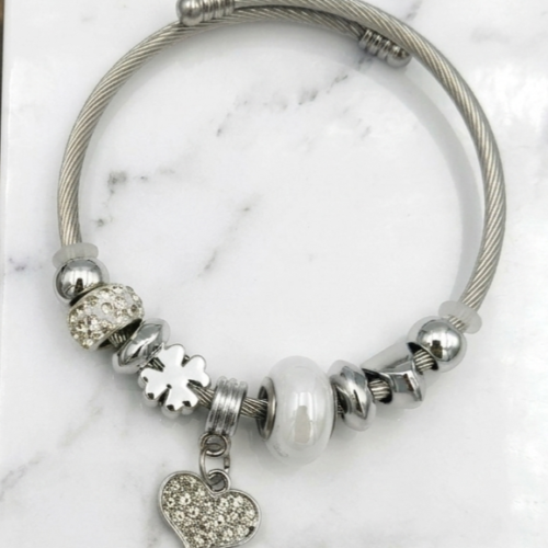 ΑΣΗΜΙ ΑΤΣΑΛΙΝΟ BANGLE ΜΕ ΚΑΡΔΙΕΣ ΚΑΙ ΛΕΥΚΑ CHARMS