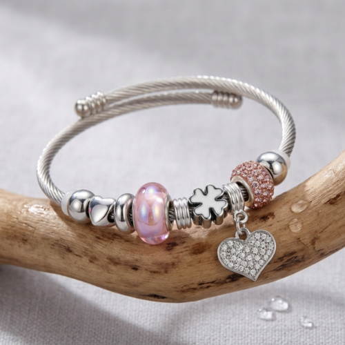 ΑΣΗΜΙ ΑΤΣΑΛΙΝΟ BANGLE ME ΡΟΖ CHARMS ΚΑΙ ΚΑΡΔΙΑ